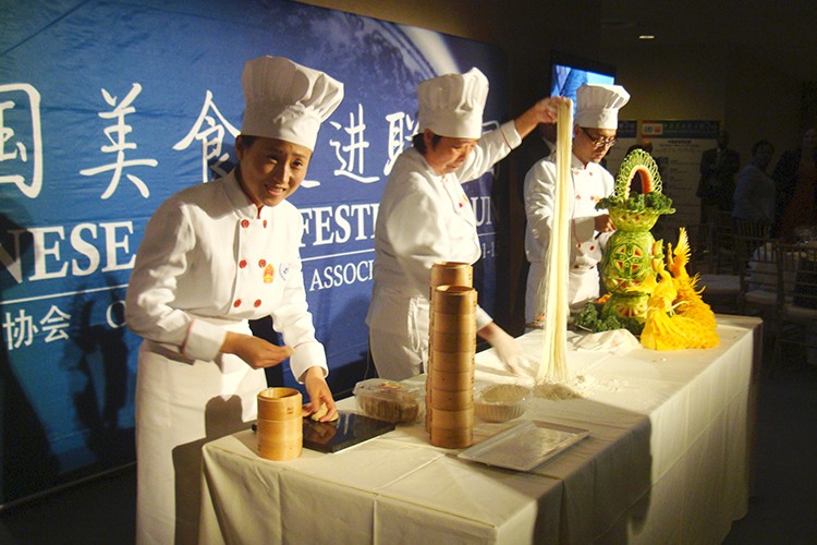 2013年来自大草原的西贝餐饮的莜面妹走进联合国表演